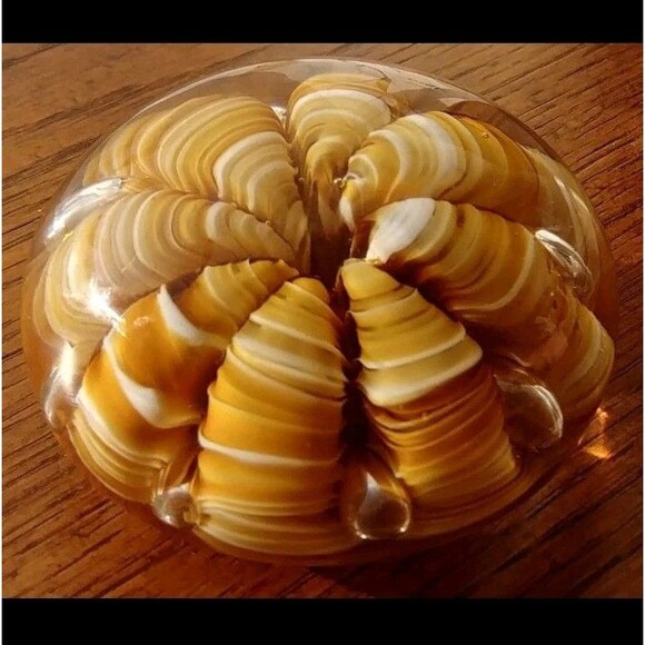 Paperweight Vintage 1970s St Clair yellow Art Glass ribbon controlled bubble - Picture 1 of 7